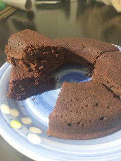 Una foto de Bizcochuelo  esponjoso de chocolate sin batidora