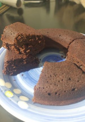 Una foto de Bizcochuelo  esponjoso de chocolate sin batidora