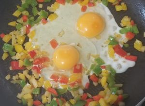 Una foto de Huevo revuelto con pimientos