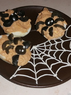 Una foto de Huevos rellenos de Halloween con telarañas