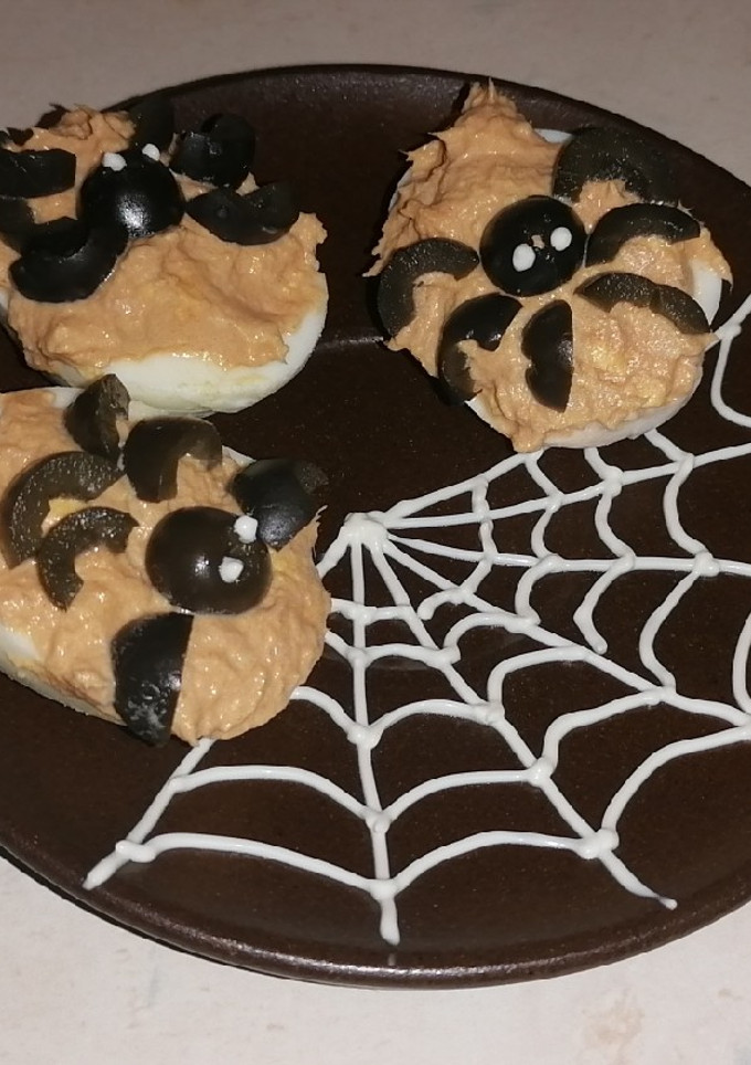 Una foto de Huevos rellenos de Halloween con telarañas
