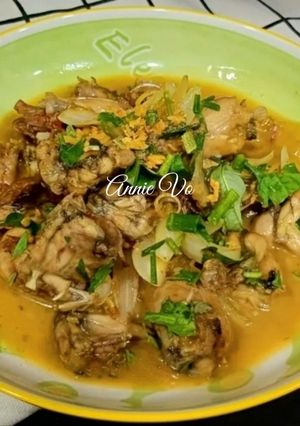 Hình của món Ếch kho hành tây rau răm.
