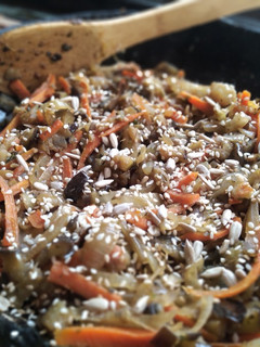 Una foto de Verduras salteadas con semillas