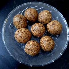 A picture of Oats & flaxseed laddu with Peanut butter.