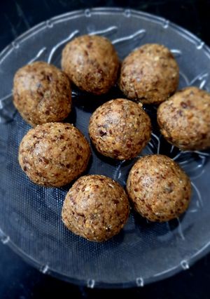 A picture of Oats & flaxseed laddu with Peanut butter.