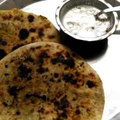 A picture of Kasuri methi ki roti stuffed with gobi.