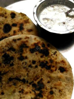 A picture of Kasuri methi ki roti stuffed with gobi.