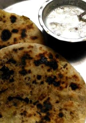 A picture of Kasuri methi ki roti stuffed with gobi.