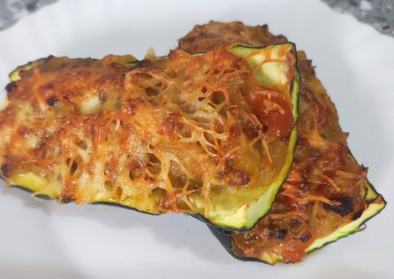 Calabacín gratinado relleno de atún o bonito