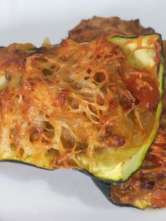 Una foto de Calabacín gratinado relleno de atún o bonito