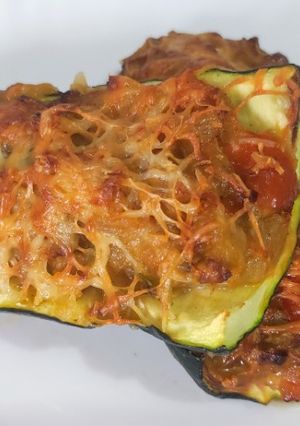Una foto de Calabacín gratinado relleno de atún o bonito