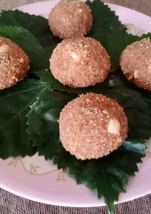 ચુરમા ના લાડુ (Churma Ladoo Recipe In Gujarati) રેસીપી મુખ્ય ફોટો