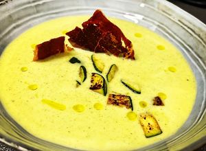 Foto principal de Crema de calabacín con crujiente de jamón y topping de calabacín tostado