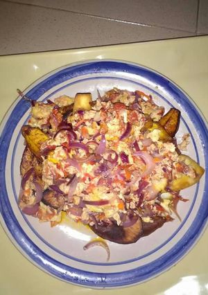 A picture of Fried plantain with eggs.