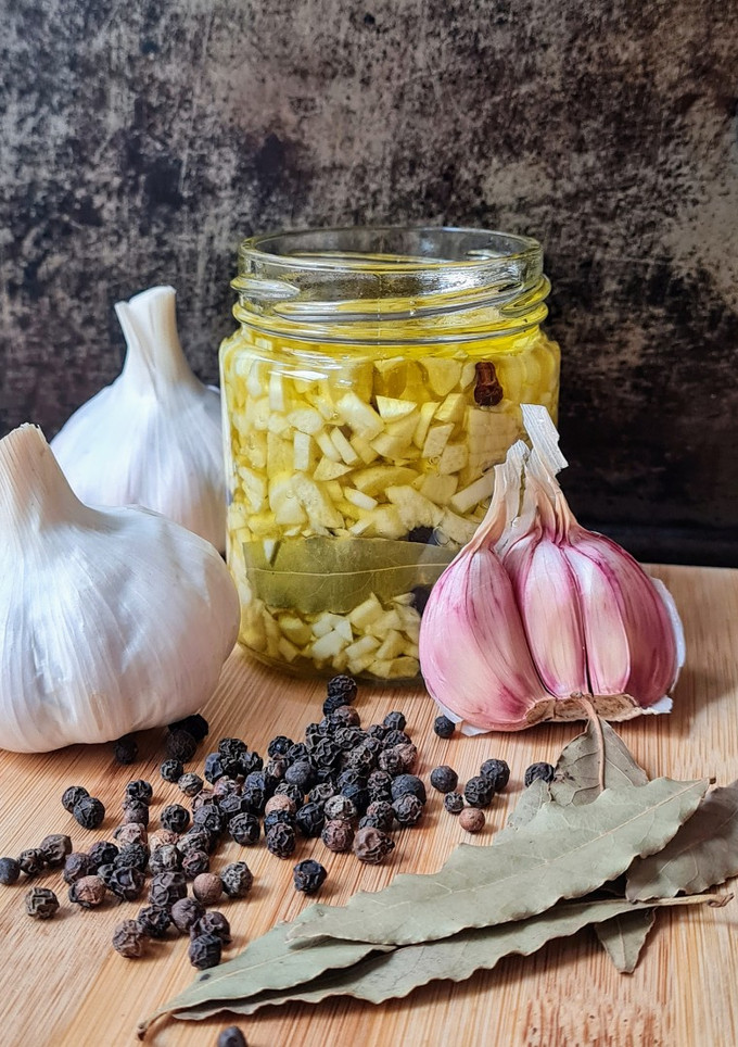Una foto de Ajo en conserva con pimienta negra, laurel y AOVE 🧄 ♥