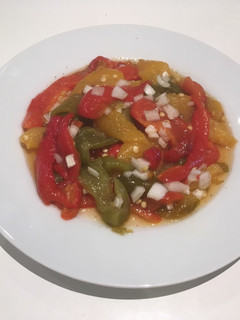 Una foto de Ensalada tricolor de pimientos asados