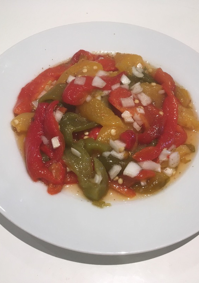 Una foto de Ensalada tricolor de pimientos asados
