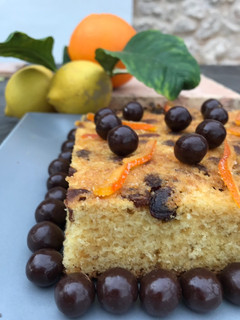 Una foto de Coca de naranja, con cáscaras de naranja confitadas, al estilo de ChefMaurizio