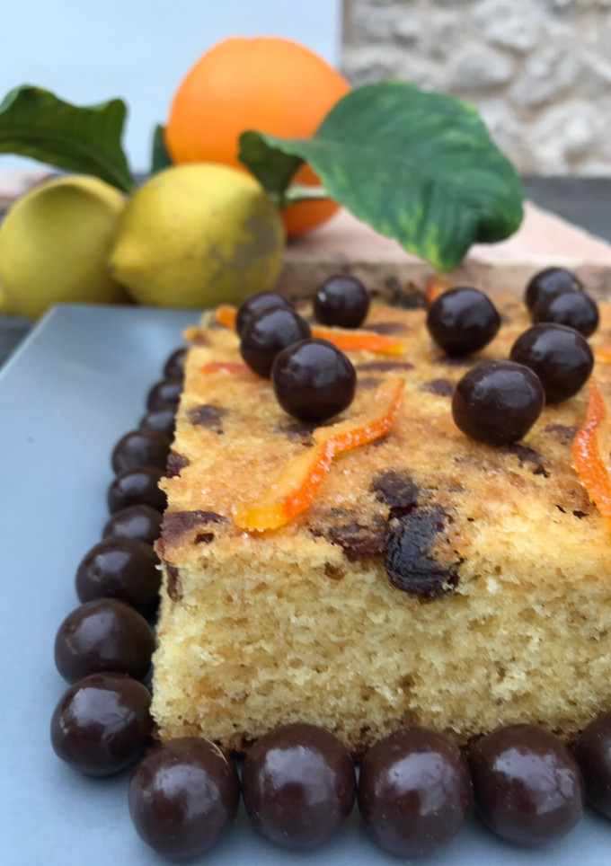 Una foto de Coca de naranja, con cáscaras de naranja confitadas, al estilo de ChefMaurizio