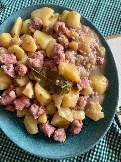 Una foto de Guiso de patata con salchicha blanca