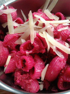 Una foto de Pasta con remolacha (y atún)