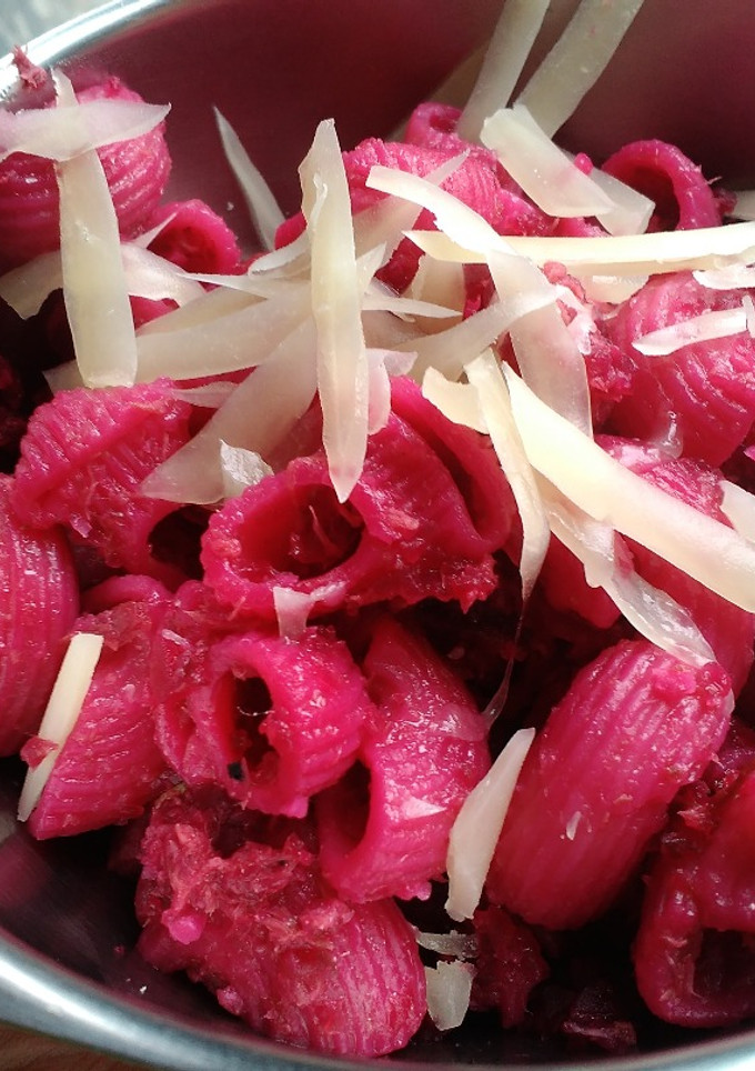 Una foto de Pasta con remolacha (y atún)