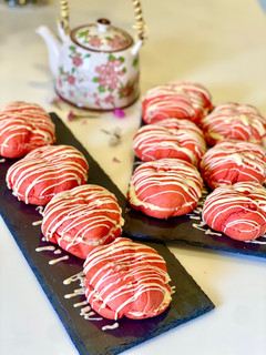 Φωτογραφία της συνταγής Red velvet τσουρέκια με γέμιση lemon cream cheese