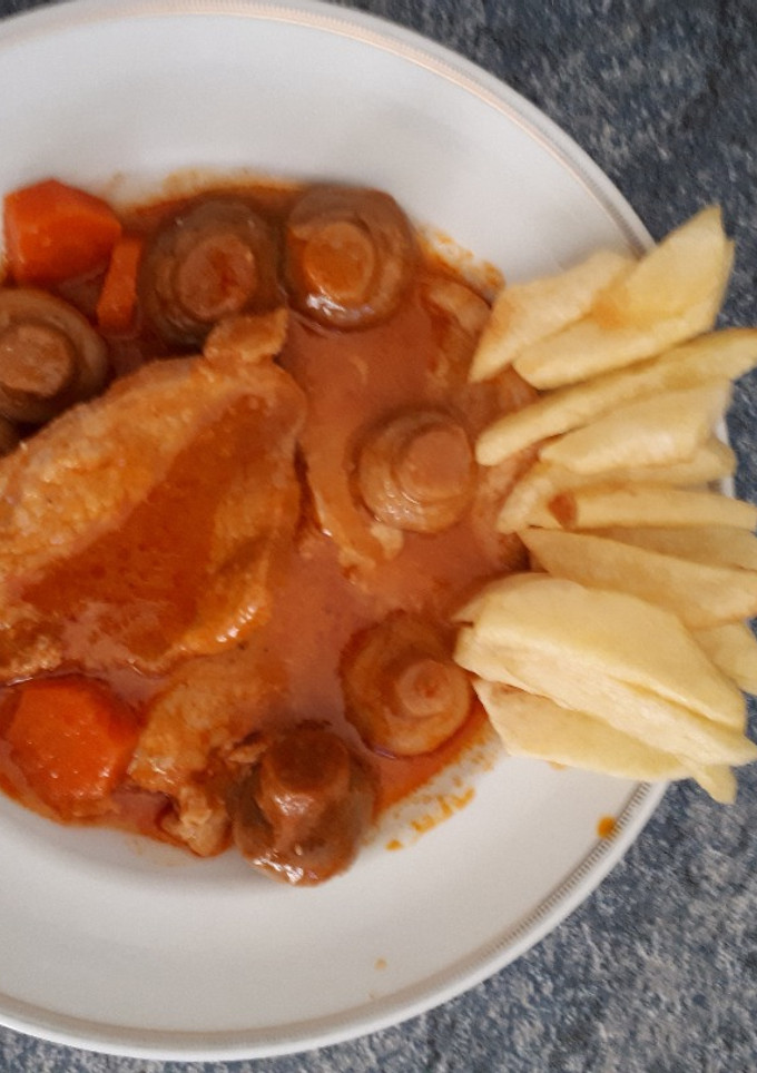Una foto de Lomo en salsa con champiñón y zanahoria