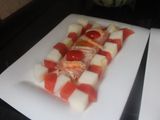 Ensaladilla de salmón y surimi, con melón y sandía