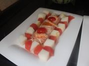Una foto de salmón con tomatitos cherry