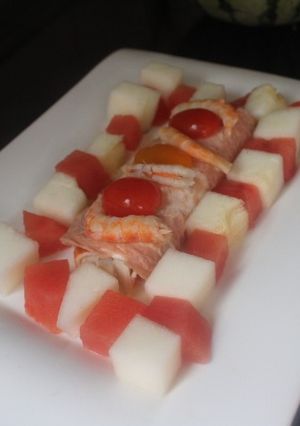 Foto principal de Ensaladilla de salmón y surimi, con melón y sandía