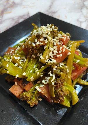 Una foto de Brócoli salteado con jamón