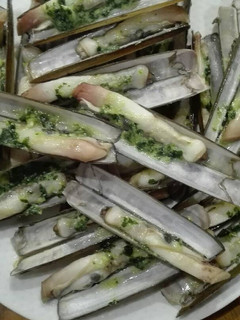 Una foto de Navajas a la plancha con ajo y perejil
