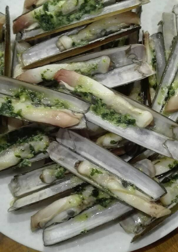 Una foto de Navajas a la plancha con ajo y perejil