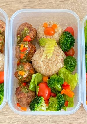A picture of Clean Eating Meal Prep: Meatballs with Clean Basil Sauce, Christmas Theme.