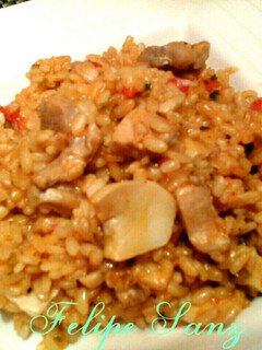 Una foto de Arroz con pollo y boletus edulis