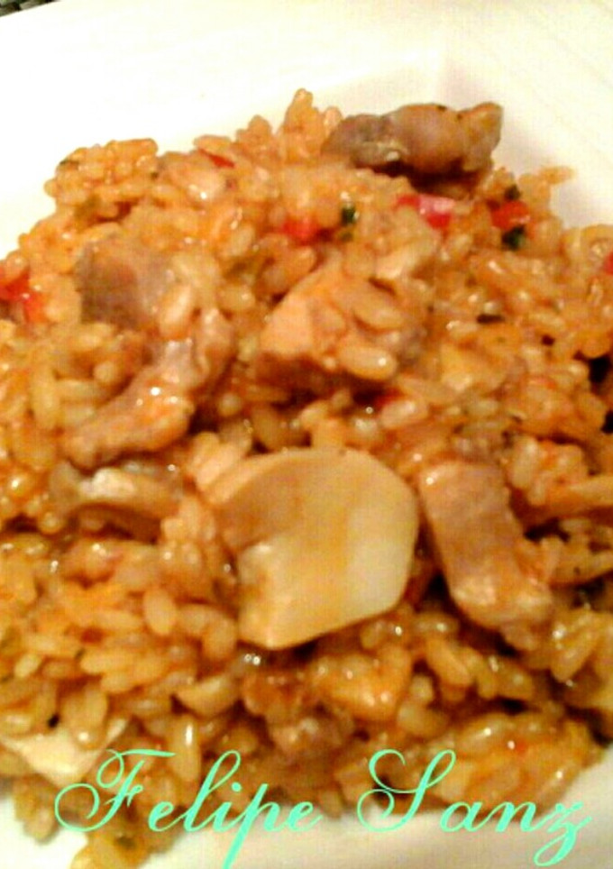 Una foto de Arroz con pollo y boletus edulis
