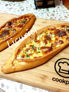 O poză a rețetei Turkish pida (pizza turcească).