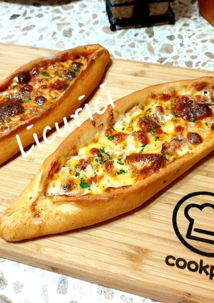 O poză a rețetei Turkish pida (pizza turcească).