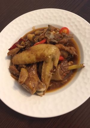 A picture of Chicken stew with bean paste.