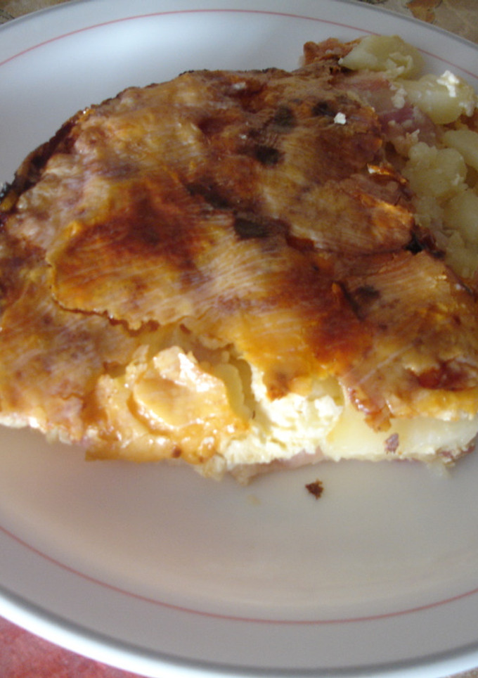 Una foto de Pastel de patata, bacon y queso gratinado