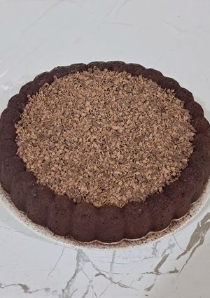 عکسی از دستور کیک اسفنجی کاکائویی با رویه کرمفیل و شکلات