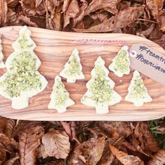 A picture of Vegan Tree biscuits with pistachio crumb 🌱🌲.