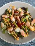 Ensalada de langostinos y salmón ahumado