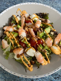 Una foto de Ensalada de langostinos y salmón ahumado