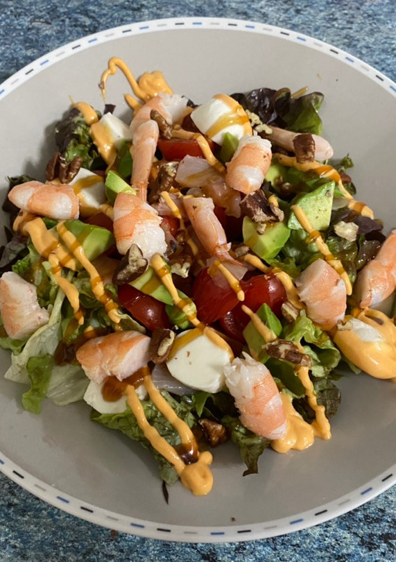 Una foto de Ensalada de langostinos y salmón ahumado