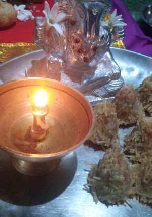 शेवया मोदक (shewaya modak recipe in marathi) रेसिपी चे मुख्य फोटो 