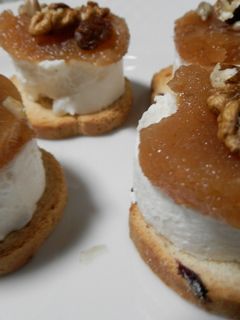 Una foto de Canapés de membrillo