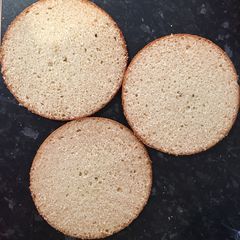 A picture of Eggless Cake for icing.
