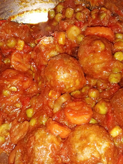 Una foto de Albóndigas con tomate y verduras